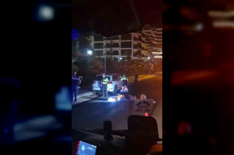 Alanya’da park halindeki otomobile çarpan genç motosikletli hayatını kaybetti