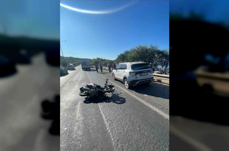 Alanya’da park halindeki otomobile çarpan motosikletteki 2 kişi yaralandı