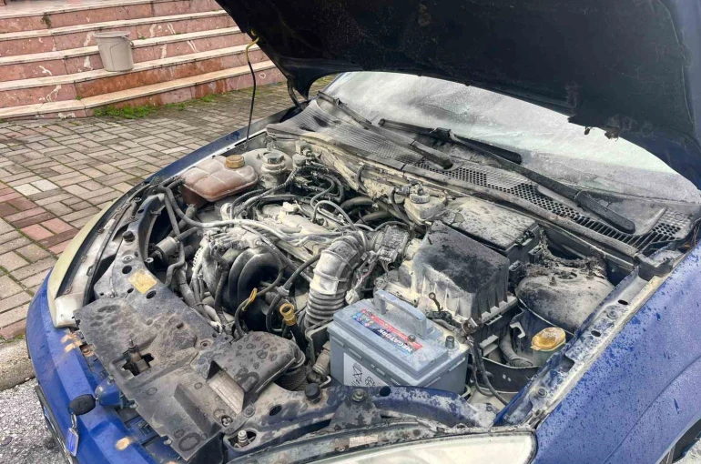 Alanya’da park halindeyken yanan otomobilin motor kısmında zarar oluştu