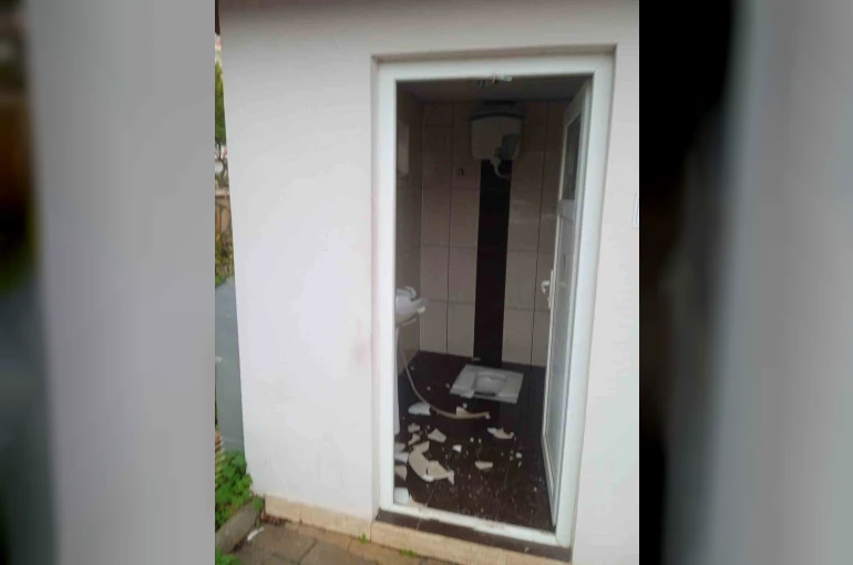 Alanya’da umumi tuvaletin camları ve seramiklerini kırdılar