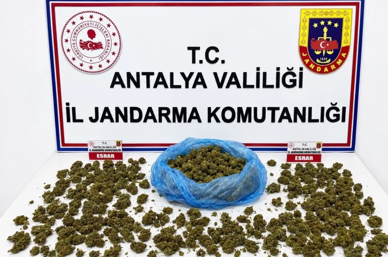 Alanya’da uyuşturucu operasyonunda 745 gram esrar ele geçirildi 