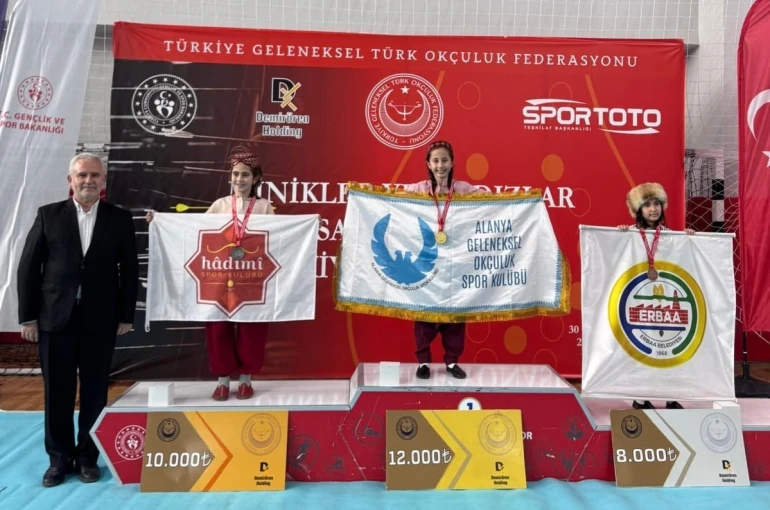 Alanyalı minik okçular Türkiye Şampiyonası’ndan madalyalarla döndü