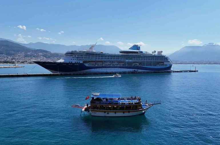 Alanya’ya lüks kruvaziyer ile bin 767 turist geldi