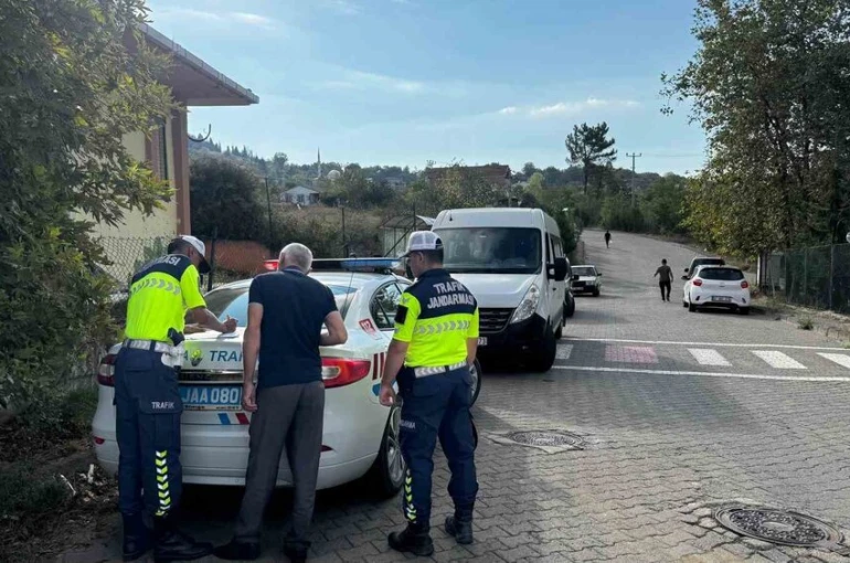 Alaplı’da jandarma ekiplerinden okul servislerine sıkı denetim