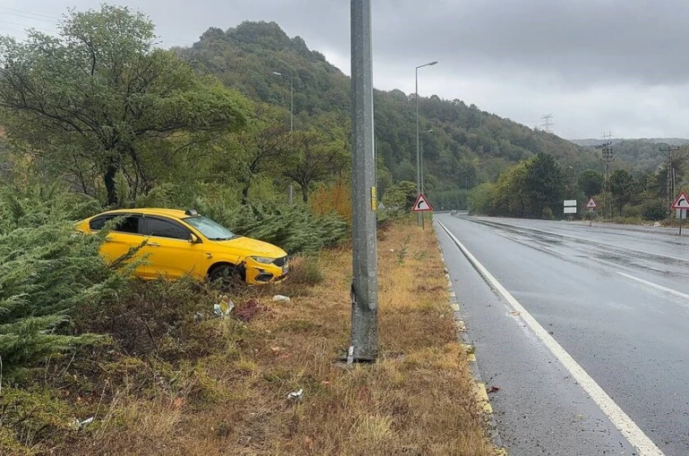 Alaplı’da ticari taksi aydınlatma direğine çarptı: 1 yaralı