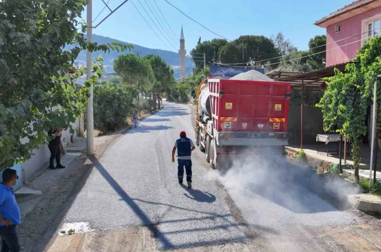 Alaşehir’de 3 mahalleyi rahatlatan asfalt hamlesi
