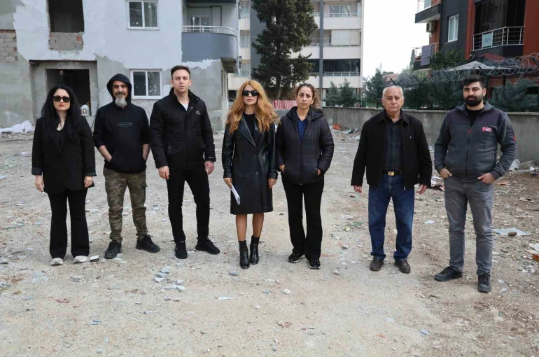 Aldıkları daireler yıllardır bitmeyen mağdurlar inşaat önünde eylem yaptı