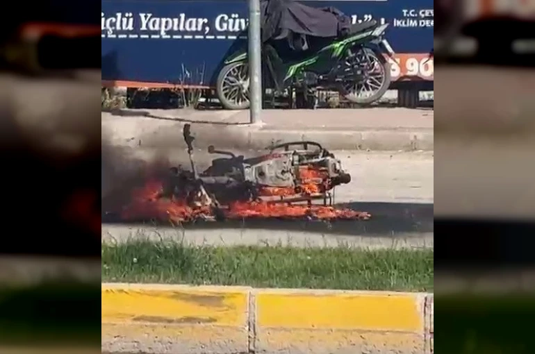 Alev alan motosiklet hurdaya döndü