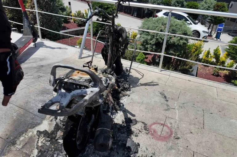 Alev alev yanan motosiklete motosikletli kuryeden müdahale