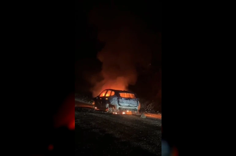 Alev alev yanan otomobil kullanılamaz hale geldi