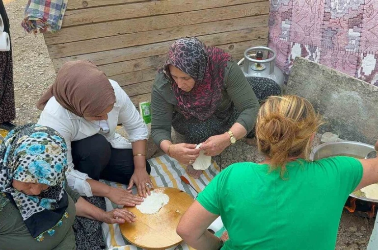 Alev savaşçılarına kadınlardan ‘pişi’ desteği