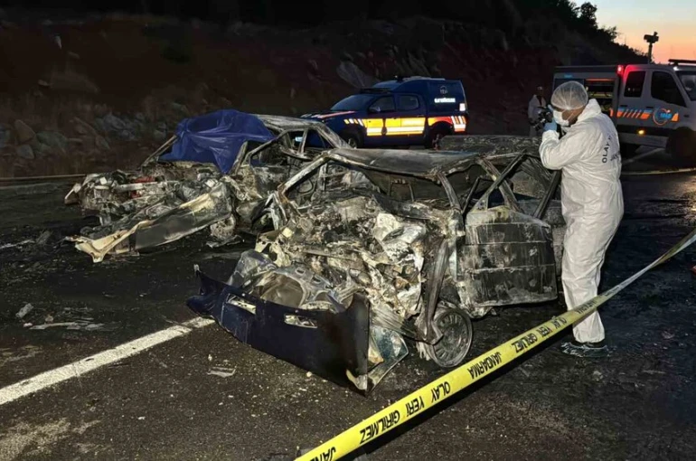 Alev topuna dönen otomobillerden geriye demir yığınları kaldı