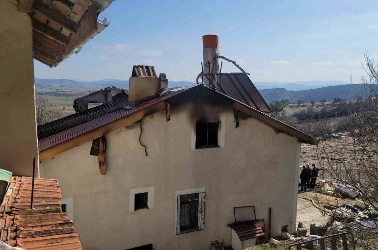 Alevlere çatıdan müdahale etmek isterken yaşamını yitirdi