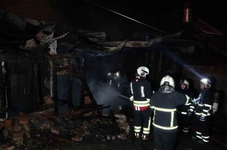 Alevlere teslim olan ahşap ev kullanılamaz hale geldi 