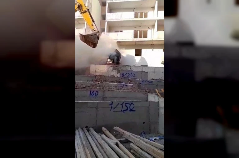 Alevlere teslim olan kepçeye kumlu müdahale