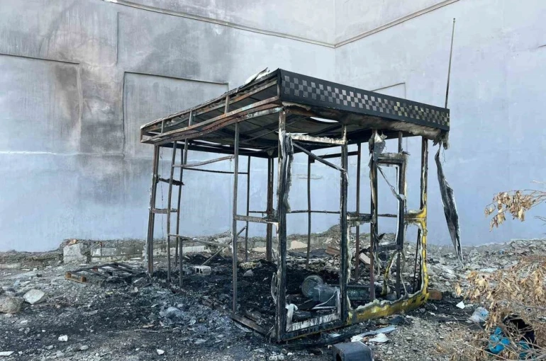 Alevlere teslim olan taksi kulübesinden geriye hurda yığını kaldı