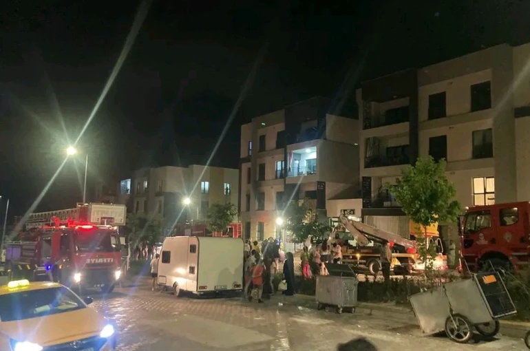 Alevlerin yükseldiği apartman dairesinde dumandan etkilenen 3 kişiyi itfaiye kurtardı