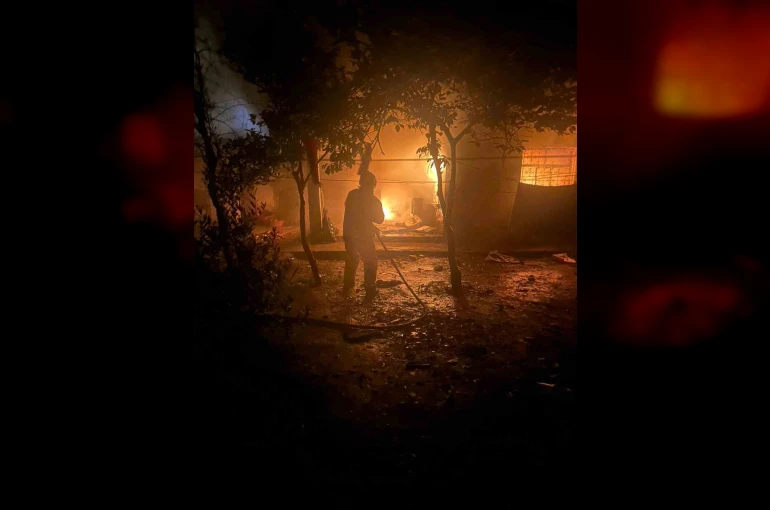 Alevlerin yükseldiği evde mahsur kalan kediyi itfaiye kurtardı