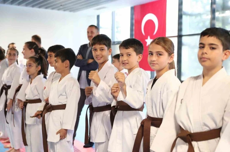 Aliağa Belediyesi Karate Kursu’nda 75 sporcu yeni kuşağına kavuştu