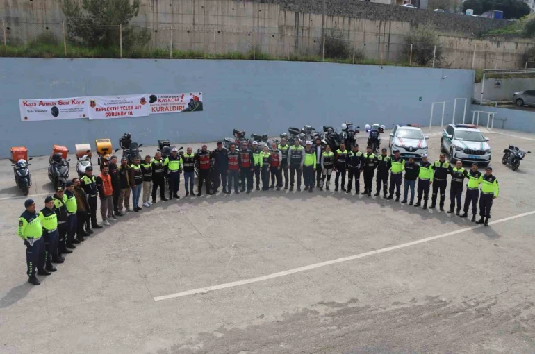 Aliağa’da motosiklet sürücülerine jandarmadan ‘Güvenli Sürüş’ eğitimi