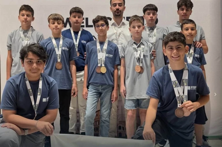 Aliağalı öğrenciler, İtalya’daki kodlama olimpiyatından 17 dereceyle döndü