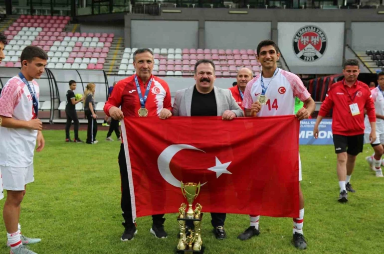 Aliağalı Semih Ayriç, dünya şampiyonu oldu