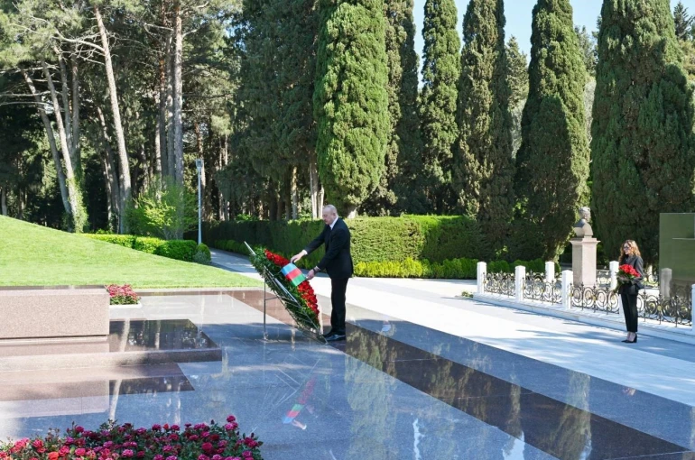 Aliyev, merhum Cumhurbaşkanı Haydar Aliyev’i mezarı başında andı