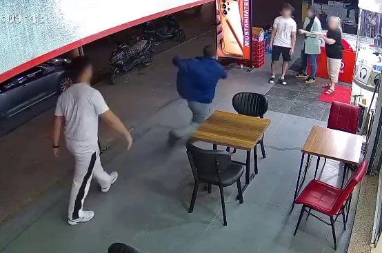 Alkolik adam esnafın korkusu oldu: Bir kadına bıçakla saldırdı, ayağı kayıp yere düştü
