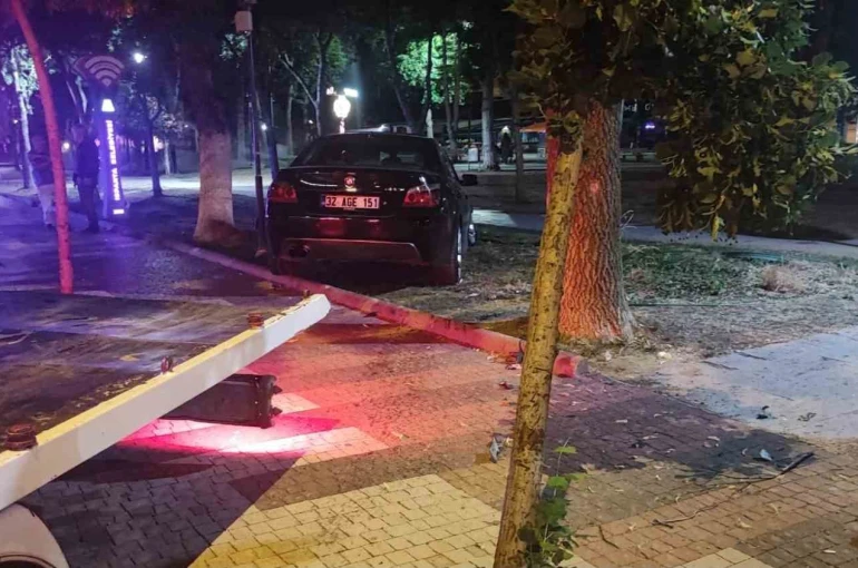 Alkollü aday sürücü kaldırıma çıktı, ehliyetine el konuldu 