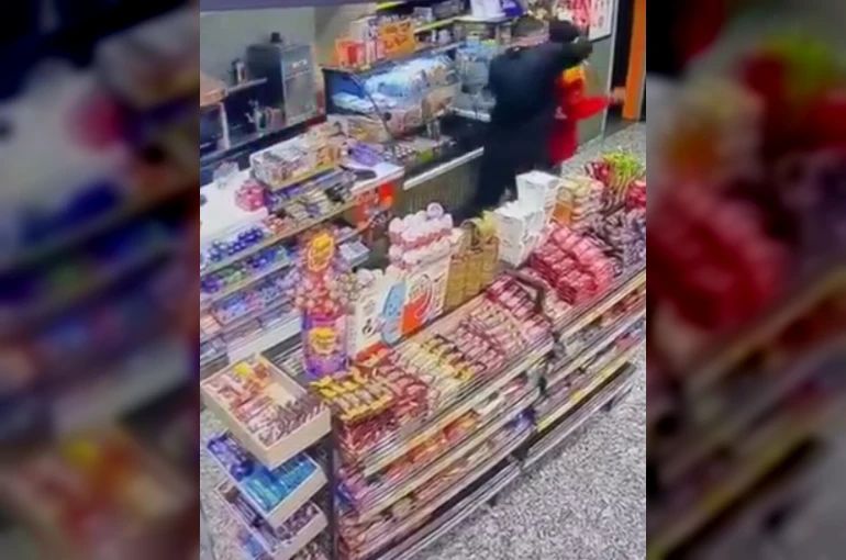 Alkollü müşteri, akaryakıt istasyonu çalışanını böyle darbetti