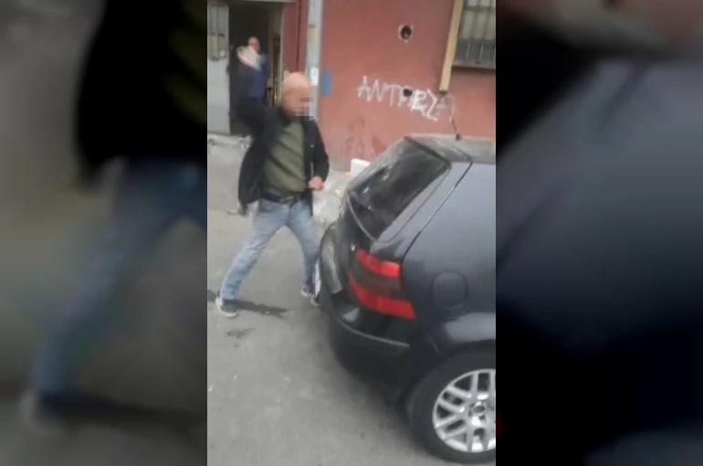 Alkollü şahıs hakaretler yağdırdığı esnafın aracına zarar verdi