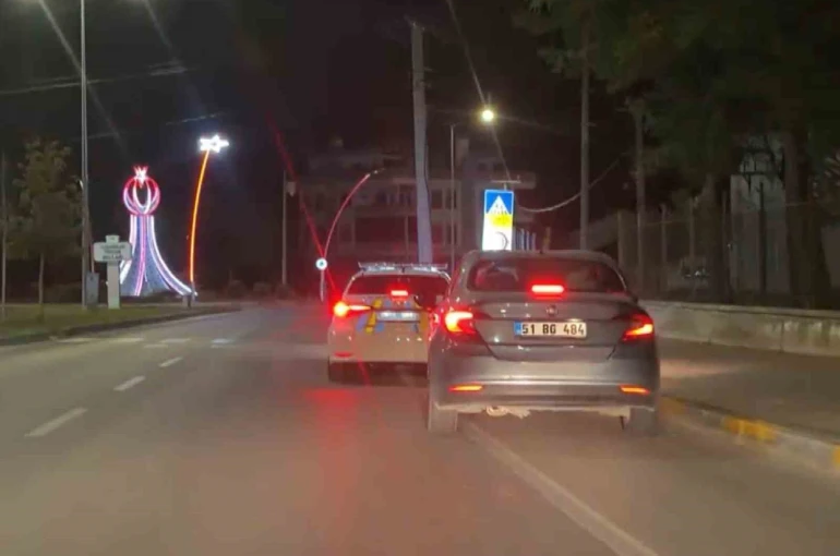 Alkollü sürücü ile polisin nefes kesen kovalamacası kamerada