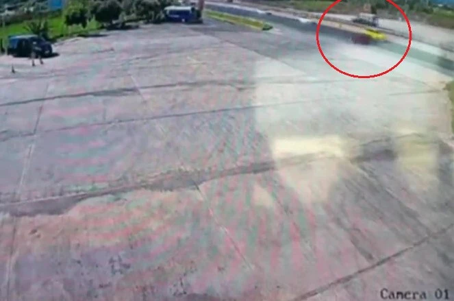 Alkollü sürücü önce bariyerlere, ardından seyir halindeki taksiye çarptı