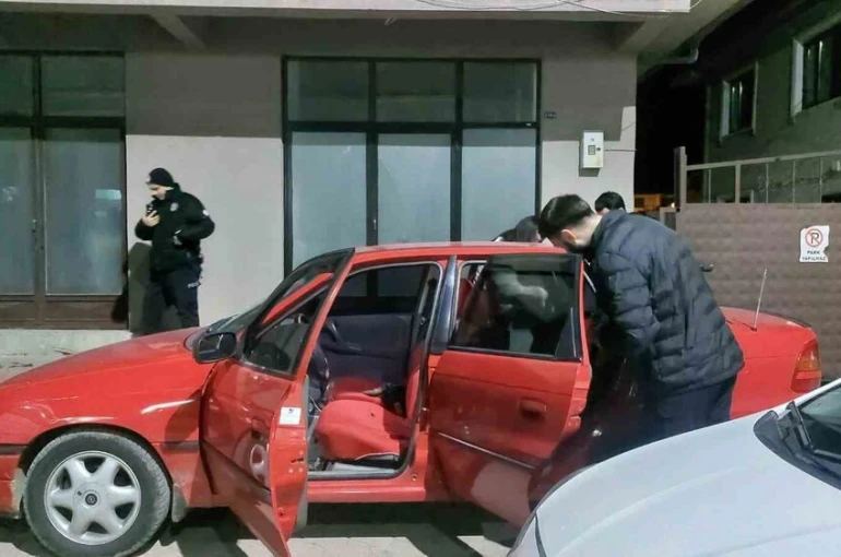 Alkollü sürücü polis uygulamasını görünce otomobili kaldırıma çekti: Üzerinden ve araçtan uyuşturucu çıktı