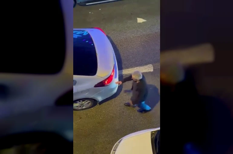 Alkollü sürücü tek şeritli yolda trafiği kesti, trafik polisi gibi davranıp devam etti