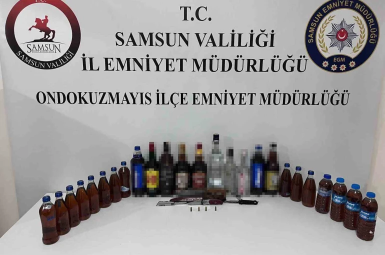 Alkollü sürücünün aracından sahte içki çıktı