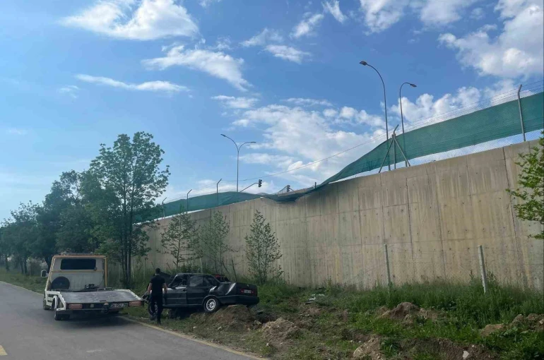 Alkollü sürücünün kullandığı araç askeri birliğin bahçesine uçtu