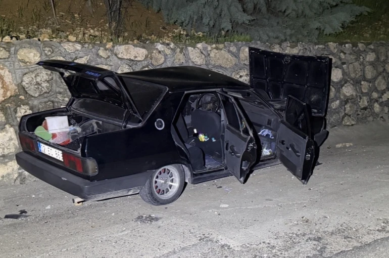 Alkollü sürücünün kullandığı otomobil, İstinat duvarına çarptı: 2 yaralı 
