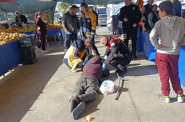Alkolün etkisiyle pazaryerinde sızdı, vatandaşlar uyandıramayınca polis ve sağlık ekipleri müdahale etti