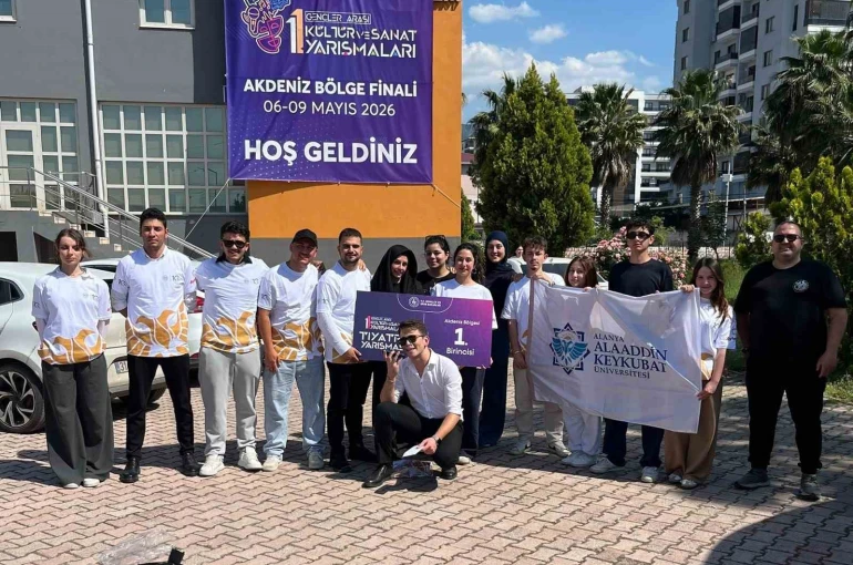 ALKÜ’lü genç tiyatrocular bölge finallerinde şampiyon olup yarı finale yükseldi