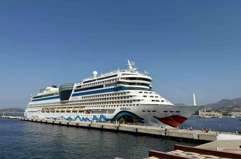 Alman turistleri taşıyan dev kruvaziyer Bodrum’a demirledi
