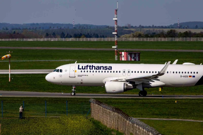 Almanya havayolu şirketi Lufthansa, ücretsiz el bagajı uygulamasını kaldırıyor