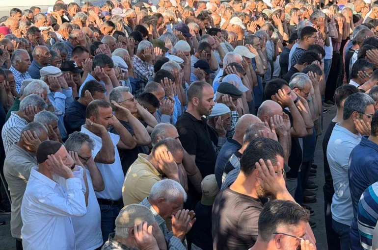 Almanya’dan memleketlerine giderken kazada ölen 3 kişi son yolculuğuna uğurlandı