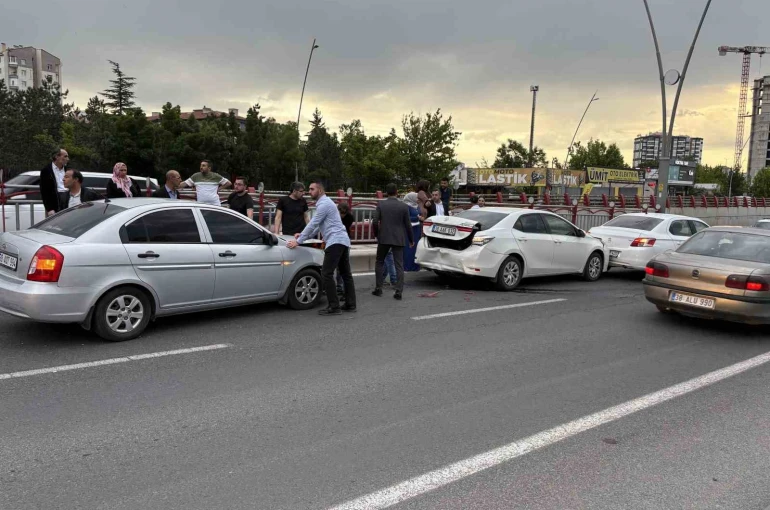 Alt geçit girişinde 4 otomobil çarpıştı: 2 yaralı