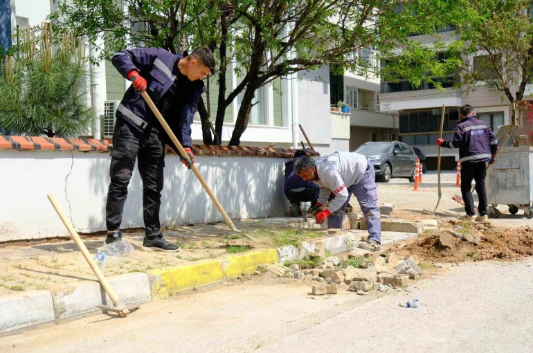 Altıeylül’de park ve yeşil alanlar yaza hazırlanıyor