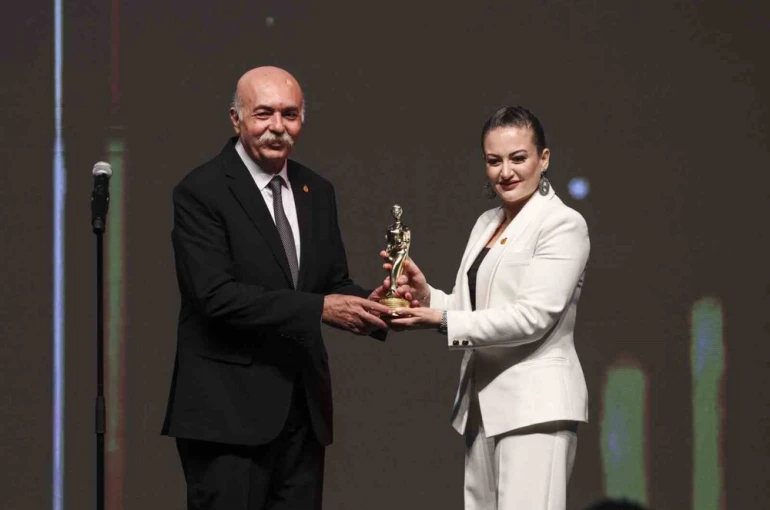 Altın Portakal’da "Onur, Emek, Başarı" ödülleri sahiplerini buldu
