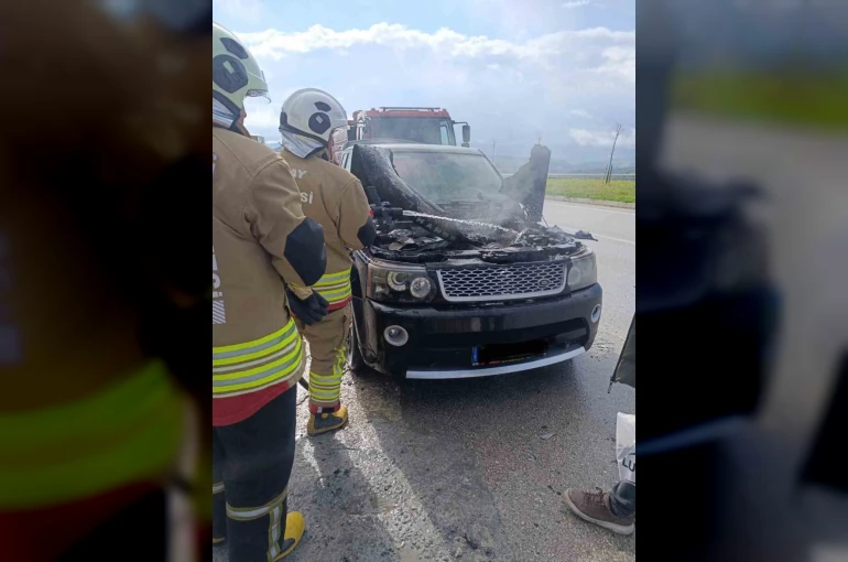 Altınözü’de cipin motoru alevlere teslim oldu