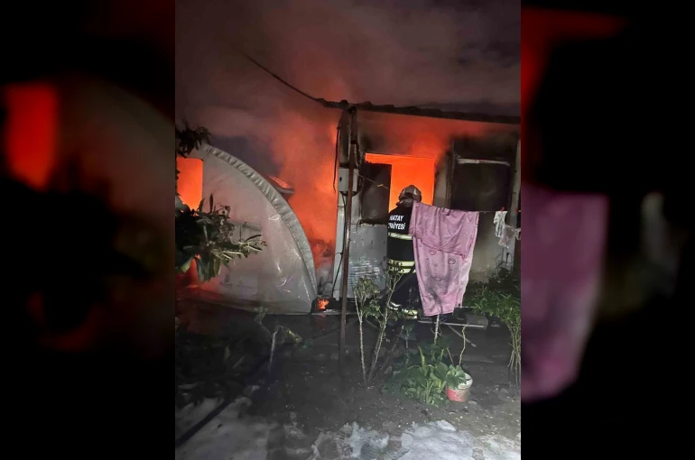 Altınözü’nde konteyner ve çadır yandı