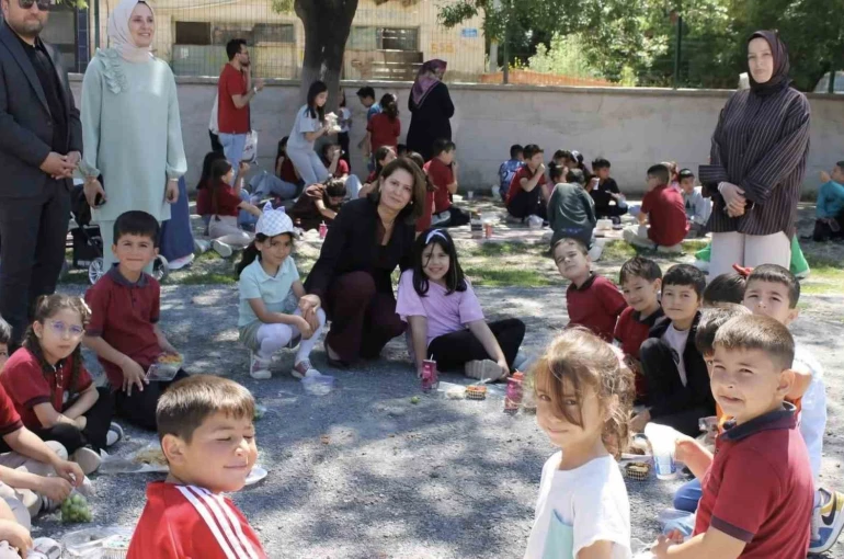 Altıntaş İstiklal İlkokulu’nda hayır çarşısı yoğun ilgi gördü 