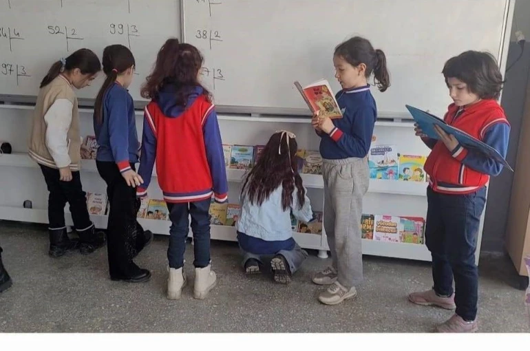 Altıntaş Zafer İlkokulu’nda sınıflara kitaplık kazandırıldı